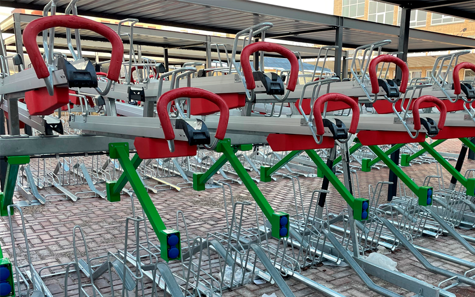 Easylift Premium two-tier bicycle rack with charging points