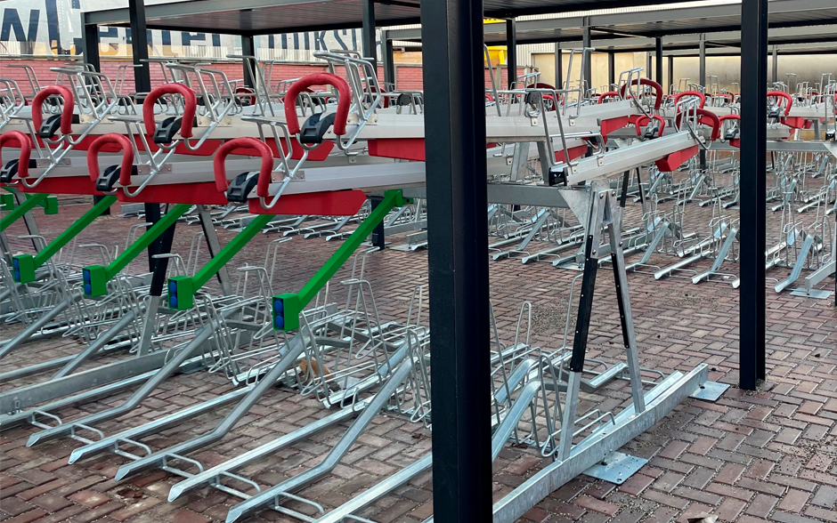 Easylift Premium two-tier bicycle rack with charging points
